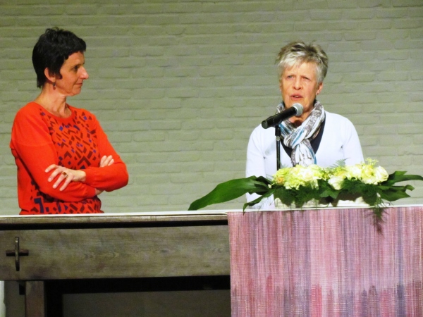 Workshop Journaliste Ann De Bie samen met de lectoren in de Sint-Anna-ten-Drieënkerk op woensdag 25 maart 2015 in de Sint-Anna-ten-Drieënparochie, Antwerpen Linkeroever